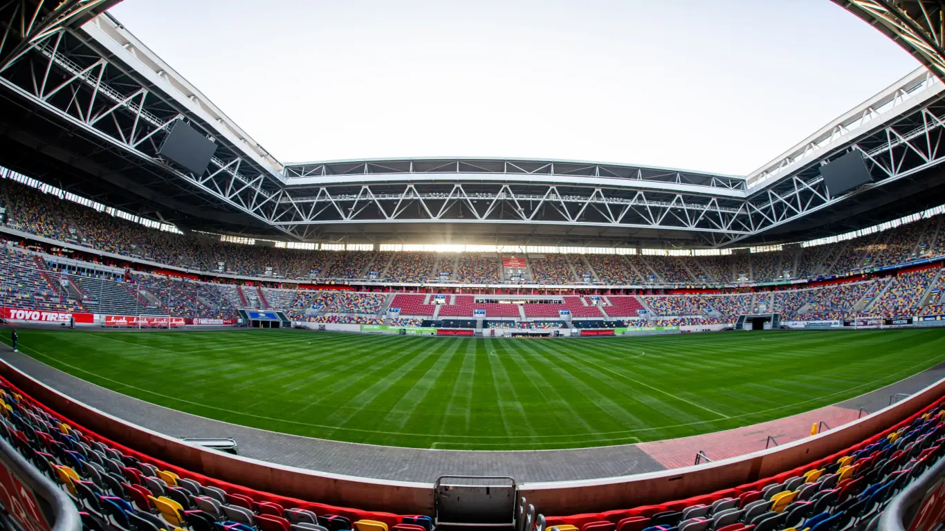 Weitwinkelaufnahme des Innenraums der Merkur Spiel-Arena