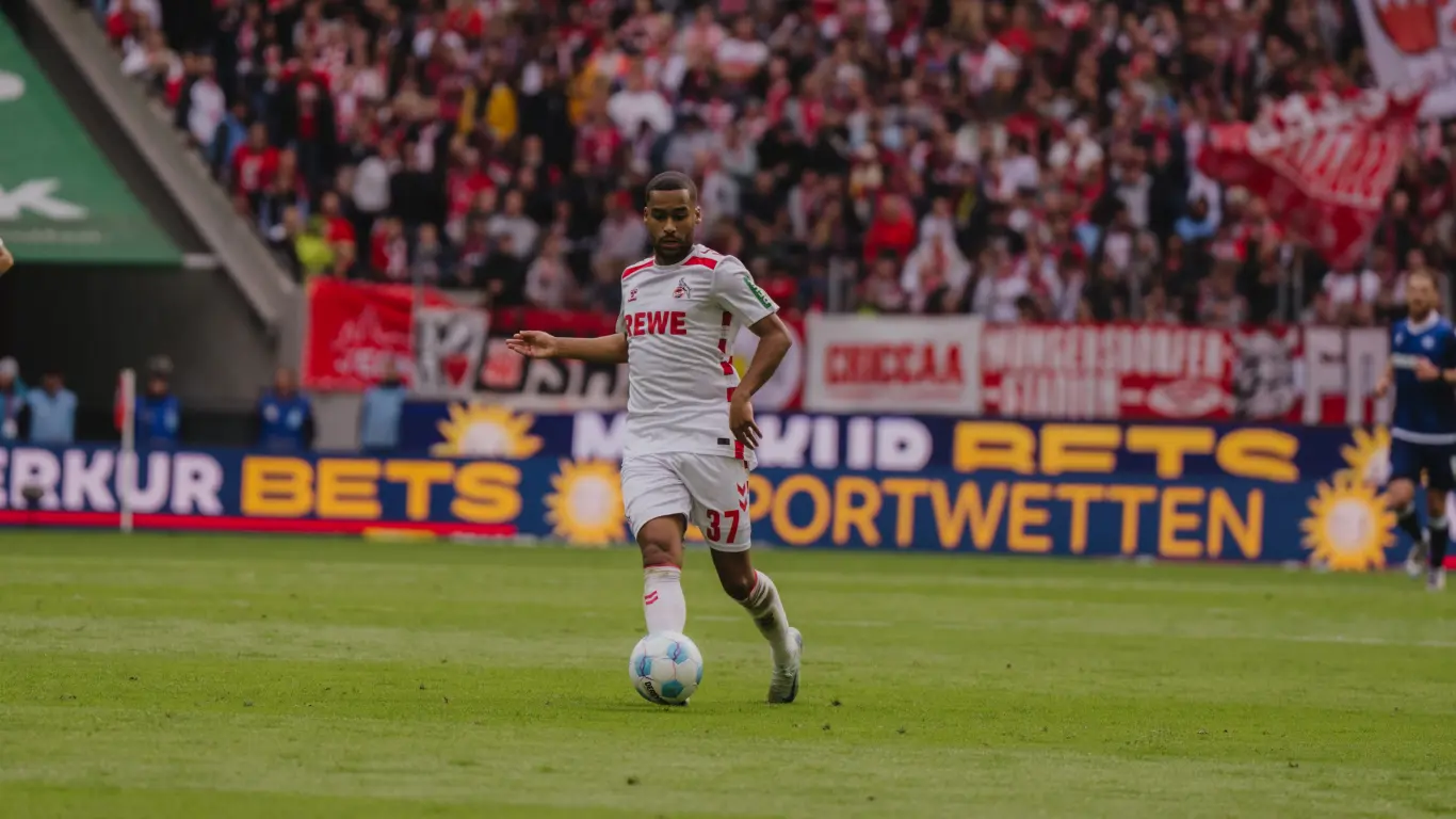 Sponsoring_Koeln_Bandenwerbung_MERKUR