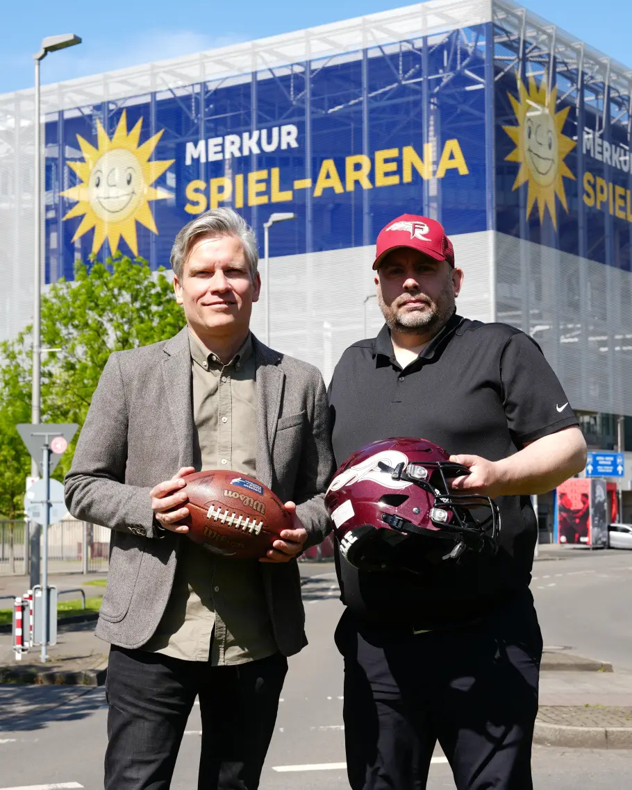 Pressefoto_Partnerschaft-Merkur-Group-x-Rhein-Fire