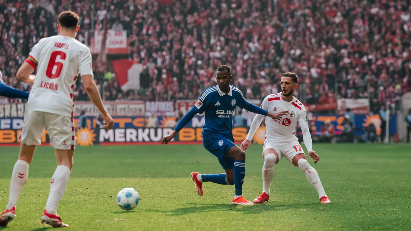 Schalke_Koeln_Werbebande_Ansicht_2_Bundesliga_Saison_2024-2025