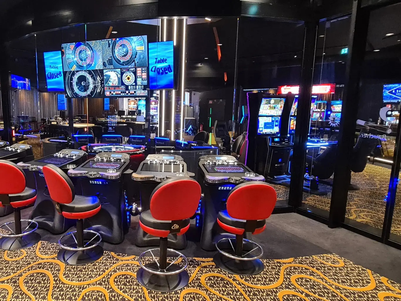 Ein Blick in die Spielbank Leuna aus der Perspektive des Raucherbereichs.