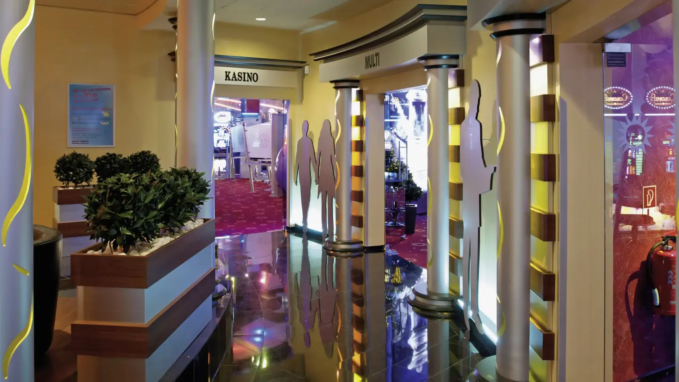 MERKUR CASINO: 50 Jahre – Die Eingangsbereiche der Spielstätten