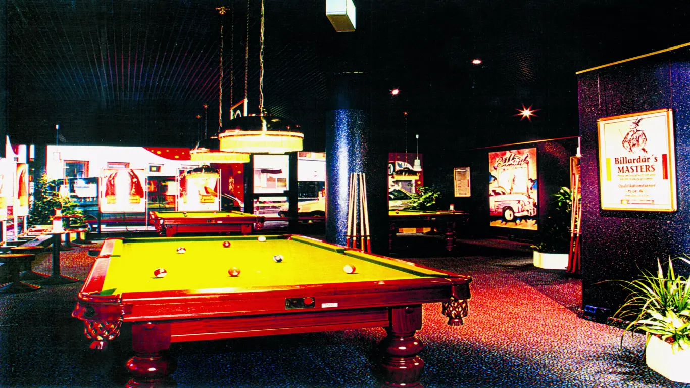 Spielhallen-Historie-Dekoelemente-Billard-Beschilderungen