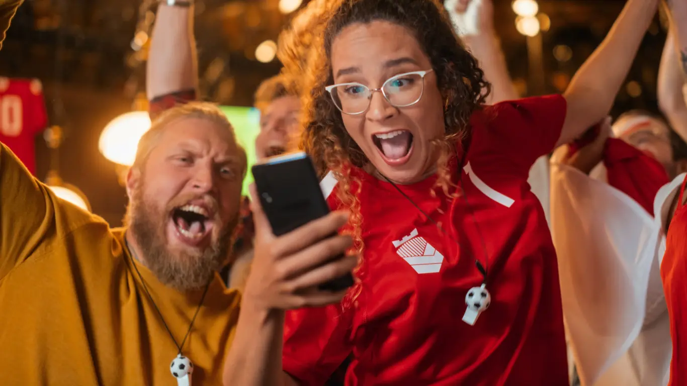 Menschen_Sofa_Jubel_Fans_Sportwette