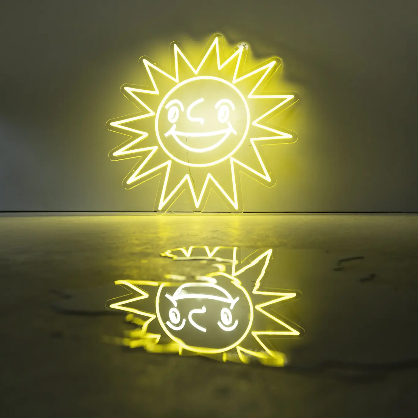 Merkur-Sommerkollektion_Leuchtschild-mit-Spiegelung