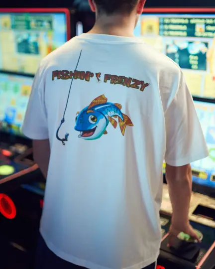 Produktfoto: Fishin' Frenzy Shirt-Rücken vor einem Automaten