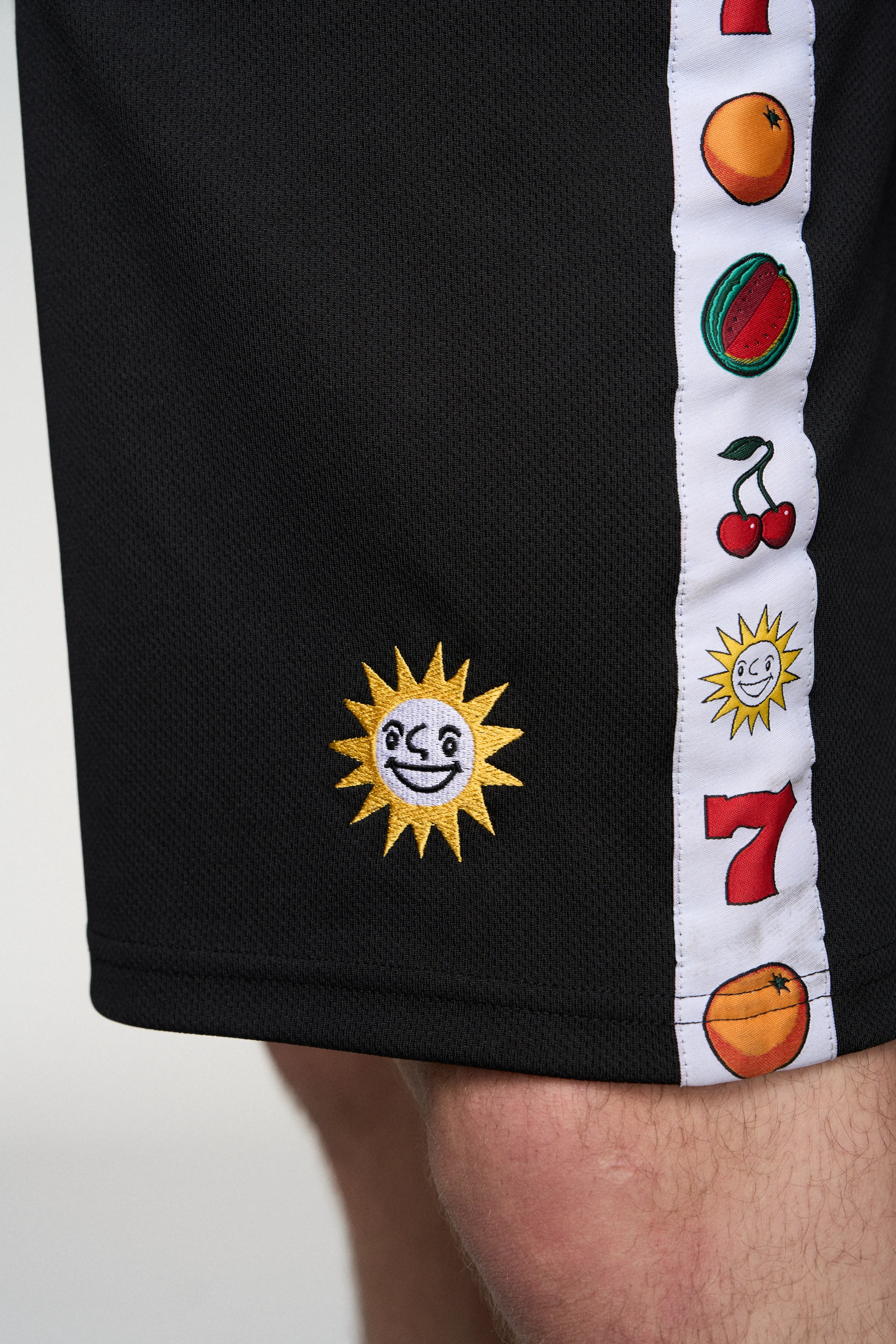 Detail-Aufnahmen: MERKUR Basketballshorts Früchte