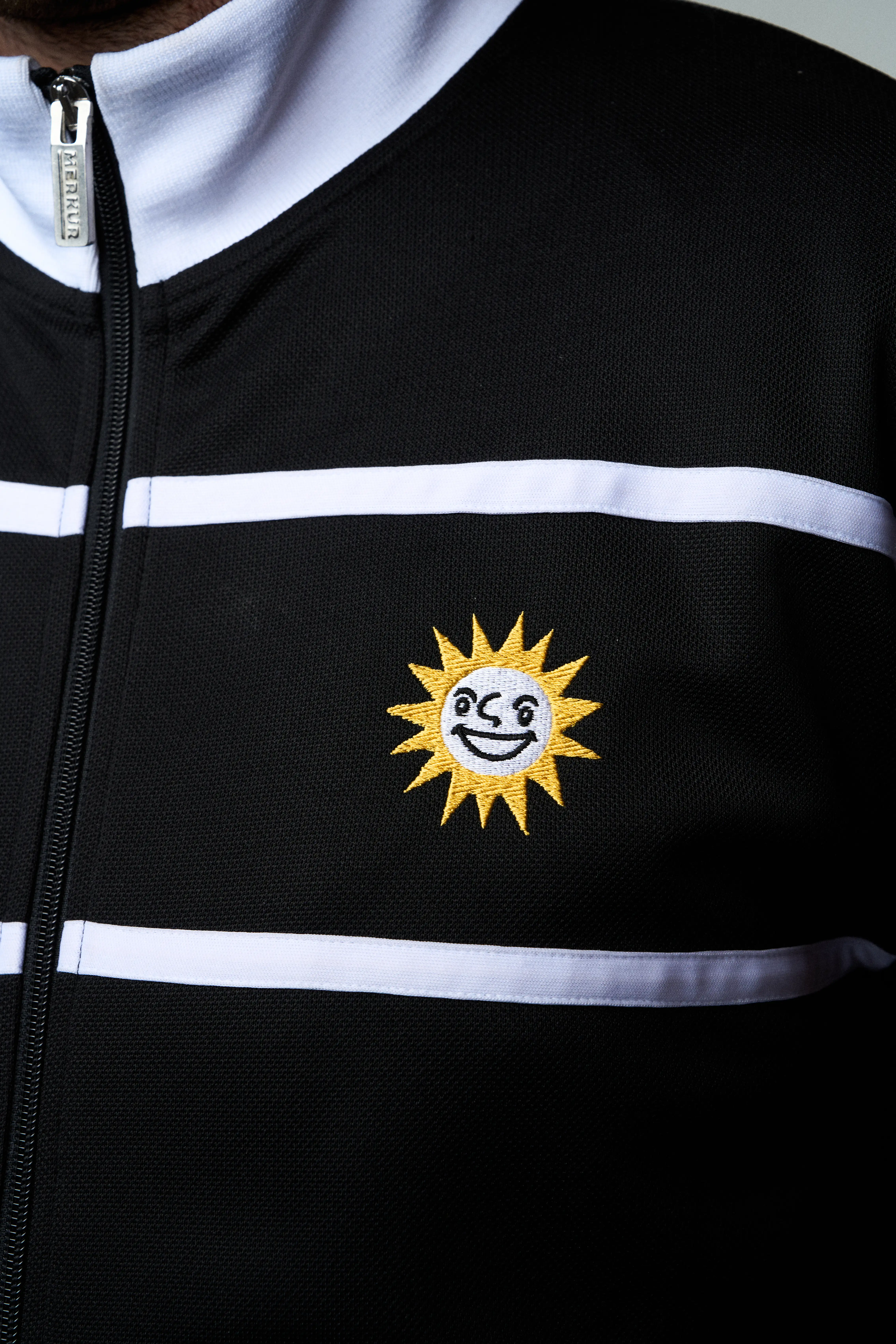 Detailansicht Front: MERKUR Trainingsjacke Sonne