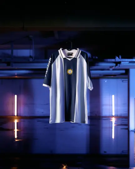 Hintergrundbild: MERKUR Retro-Trikot im Keller