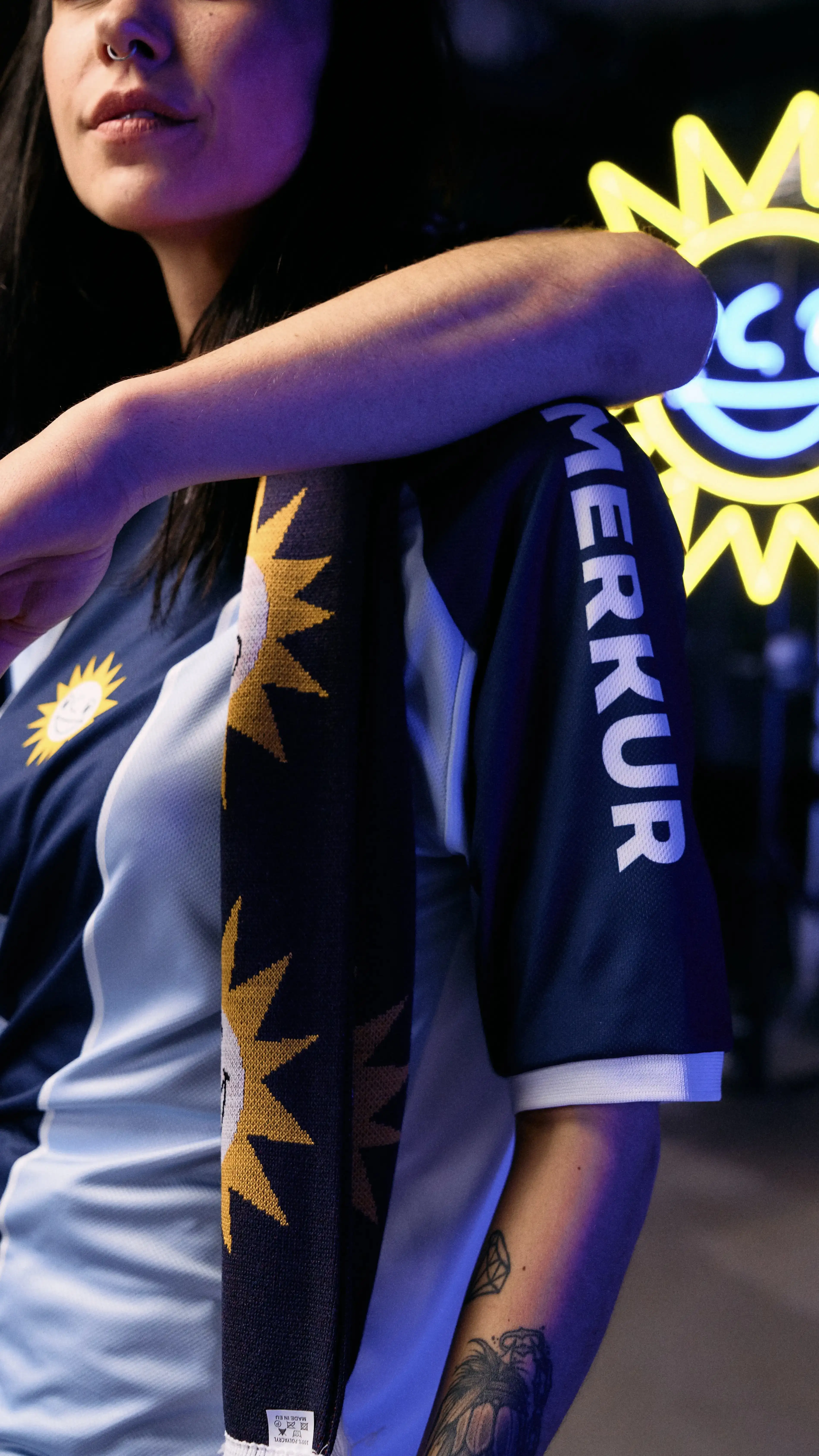 Wallpaper-MERKUR-Retro-Trikot-Schal-Dame